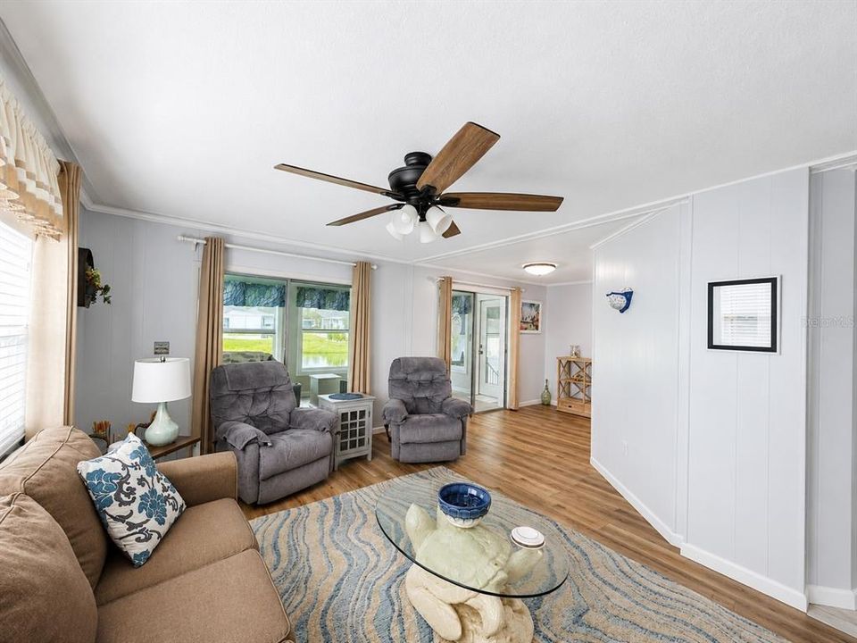 На продажу: $164,900 (2 спален, 2 ванн, 1689 Квадратных фут)
