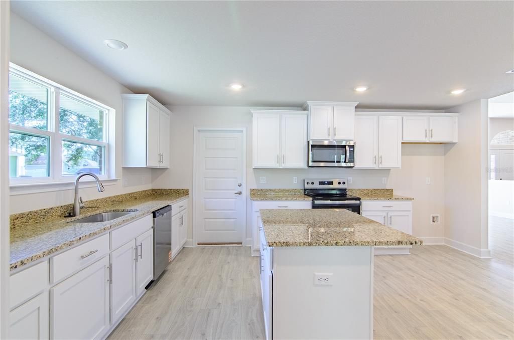 Activo con contrato: $415,900 (4 camas, 3 baños, 3000 Pies cuadrados)