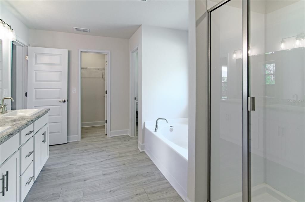 Activo con contrato: $415,900 (4 camas, 3 baños, 3000 Pies cuadrados)