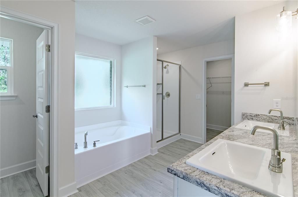 Activo con contrato: $415,900 (4 camas, 3 baños, 3000 Pies cuadrados)