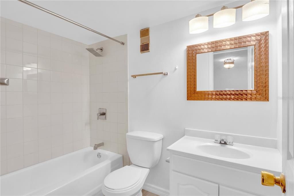 Под контрактом: $139,900 (3 спален, 2 ванн, 1112 Квадратных фут)