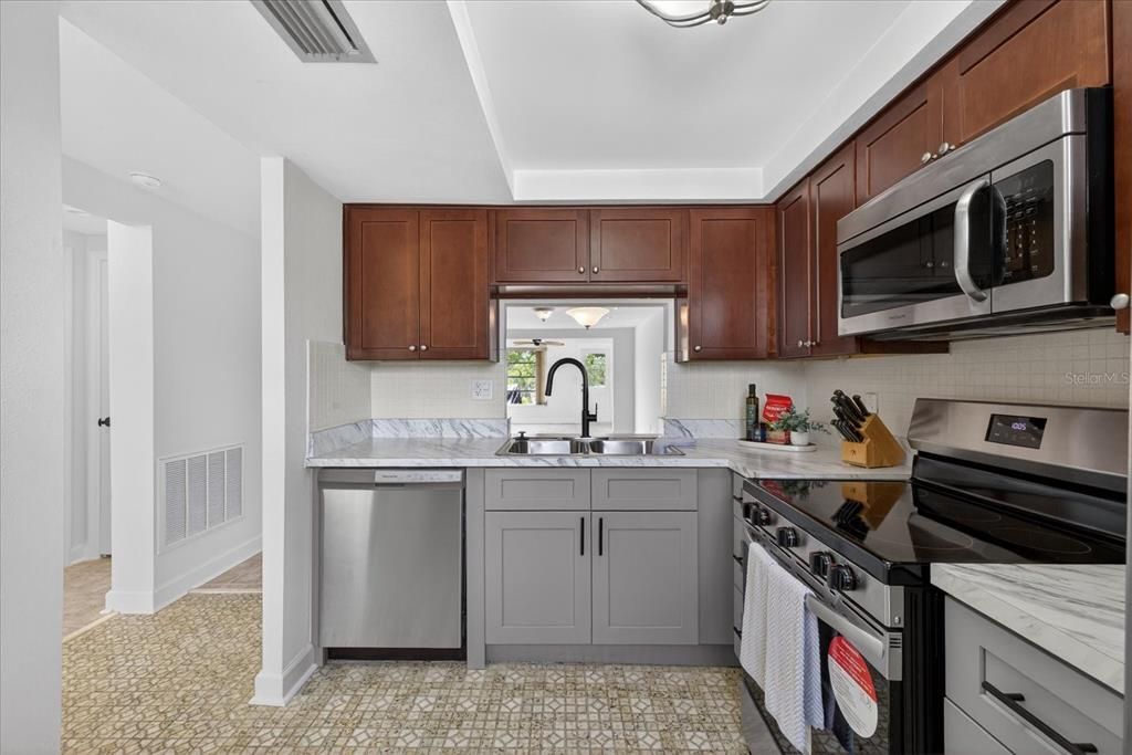 For Sale: $149,000 (2 beds, 2 baths, 1050 Square Feet)
