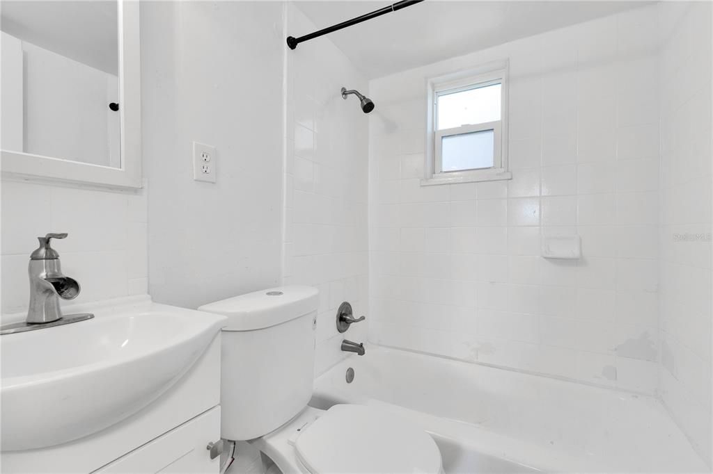 Activo con contrato: $325,000 (4 camas, 0 baños, 1200 Pies cuadrados)