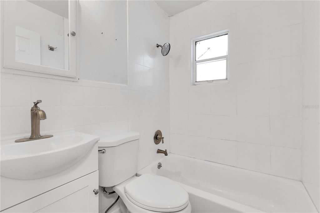 Activo con contrato: $325,000 (4 camas, 0 baños, 1200 Pies cuadrados)