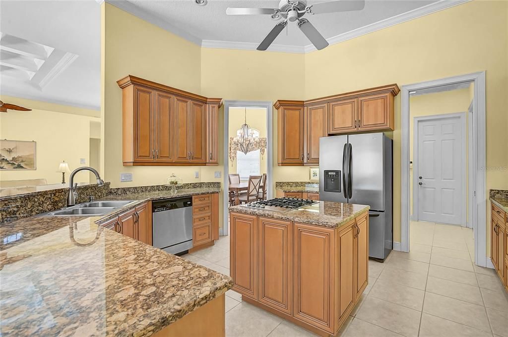 Activo con contrato: $699,000 (4 camas, 3 baños, 2818 Pies cuadrados)