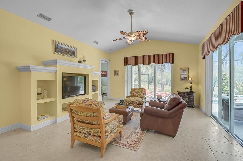 Activo con contrato: $699,000 (4 camas, 3 baños, 2818 Pies cuadrados)