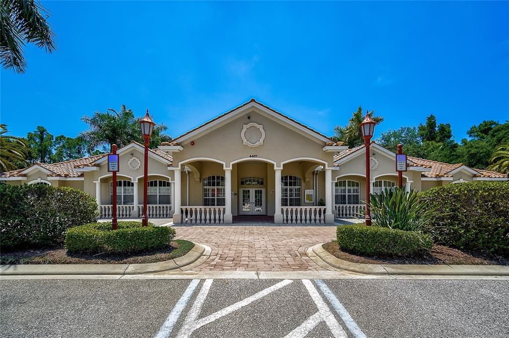 Activo con contrato: $699,000 (4 camas, 3 baños, 2818 Pies cuadrados)