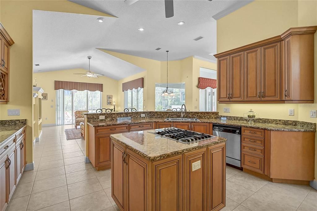 Activo con contrato: $699,000 (4 camas, 3 baños, 2818 Pies cuadrados)