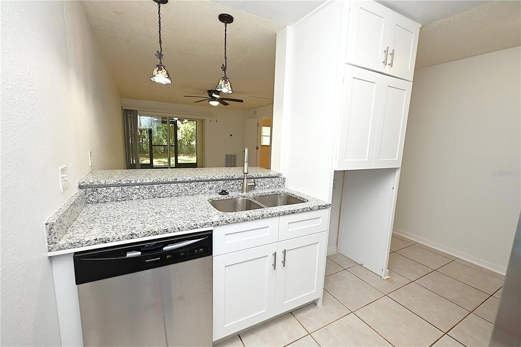 For Rent: $1,160 (2 beds, 1 baths, 840 Square Feet)