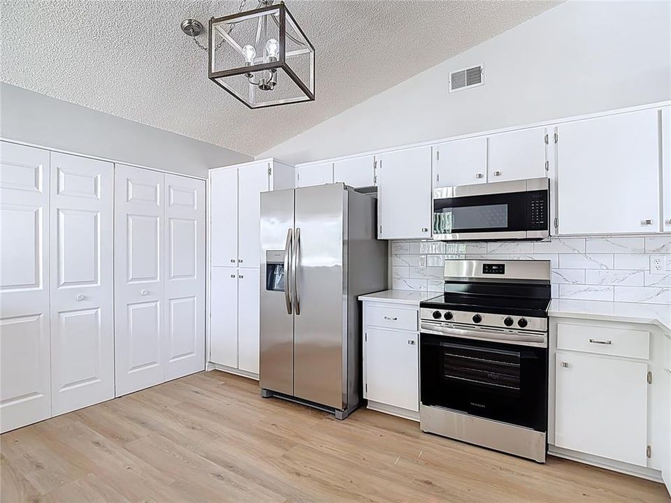 Active With Contract: $134,900 (2 beds, 2 baths, 1123 Square Feet)