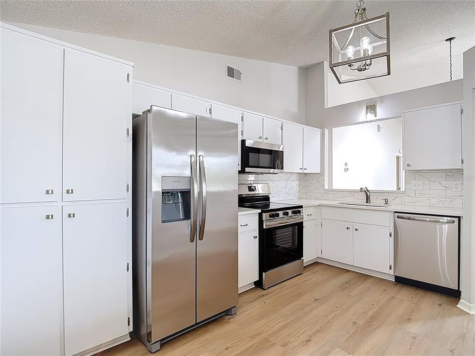 Active With Contract: $134,900 (2 beds, 2 baths, 1123 Square Feet)