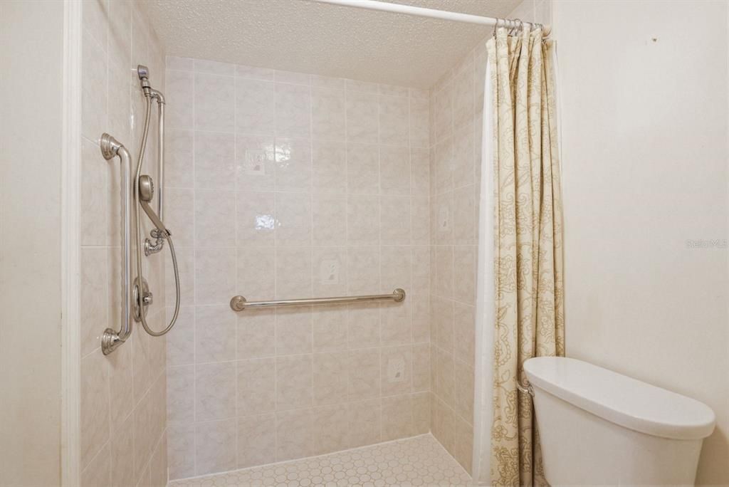 На продажу: $124,900 (2 спален, 2 ванн, 1270 Квадратных фут)