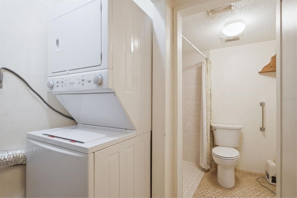 На продажу: $124,900 (2 спален, 2 ванн, 1270 Квадратных фут)
