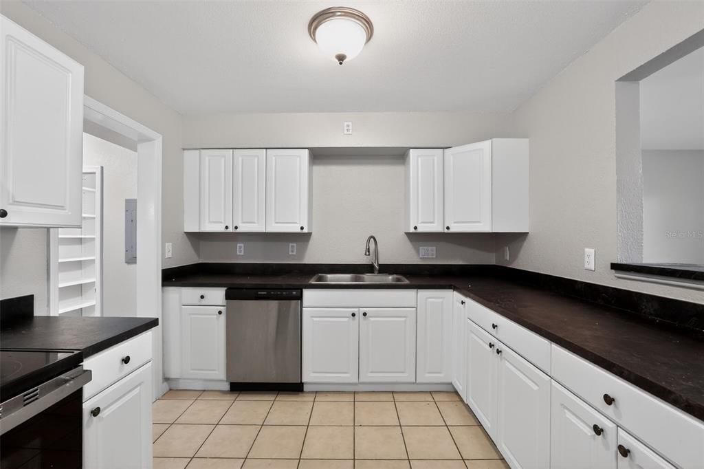 Active With Contract: $299,900 (3 beds, 2 baths, 1176 Square Feet)