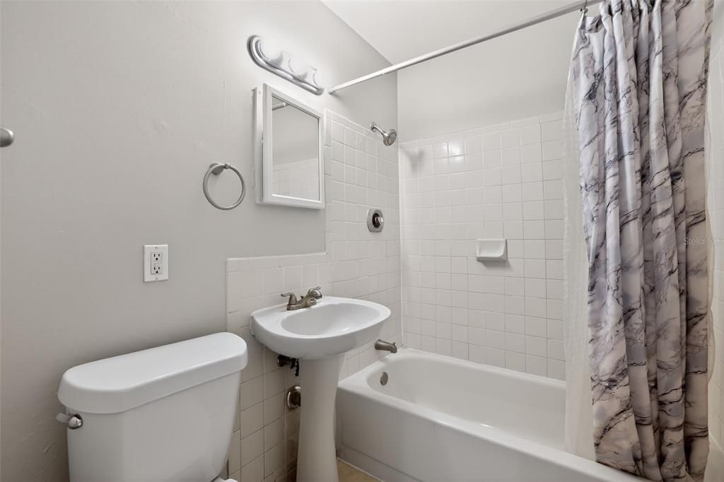 Active With Contract: $299,900 (3 beds, 2 baths, 1176 Square Feet)