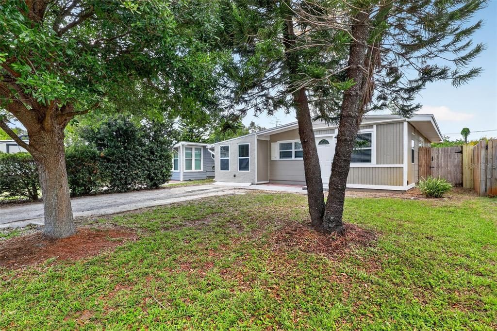 Active With Contract: $299,900 (3 beds, 2 baths, 1176 Square Feet)