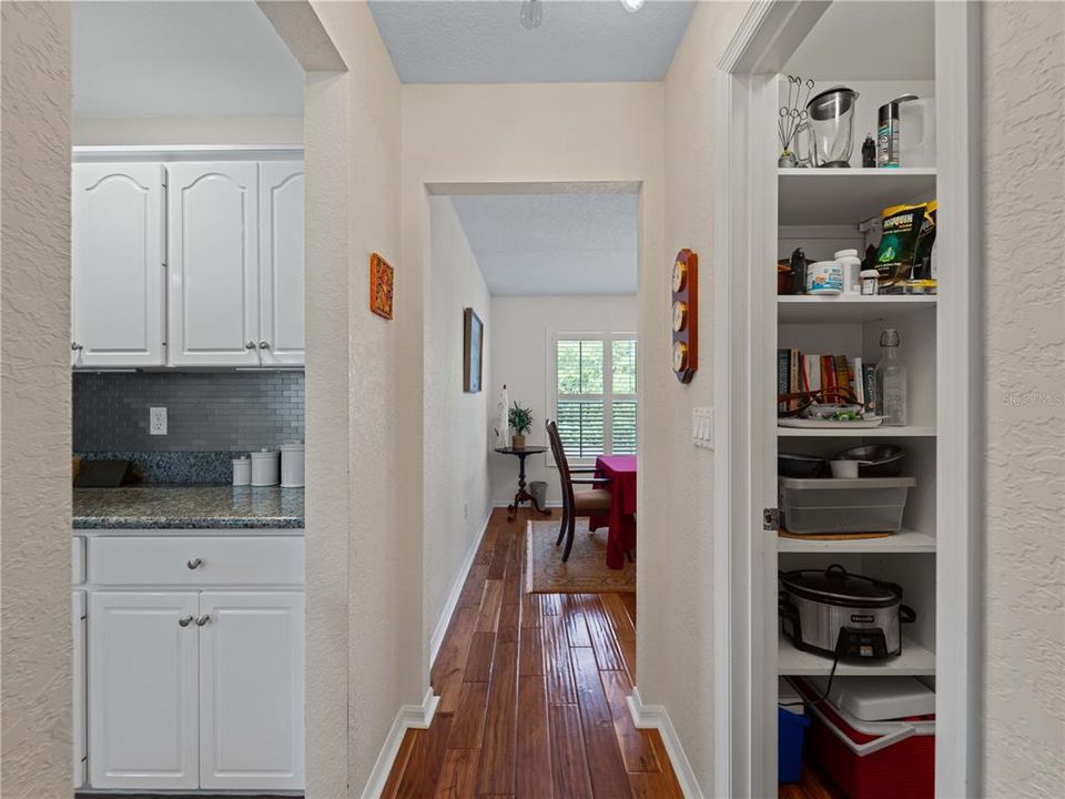 En Venta: $1,195,000 (4 camas, 2 baños, 2566 Pies cuadrados)