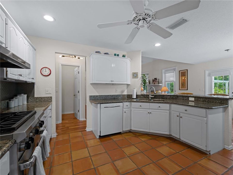 En Venta: $1,195,000 (4 camas, 2 baños, 2566 Pies cuadrados)