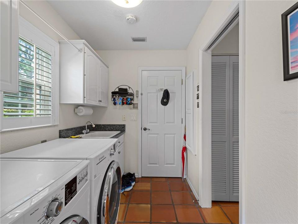En Venta: $1,195,000 (4 camas, 2 baños, 2566 Pies cuadrados)