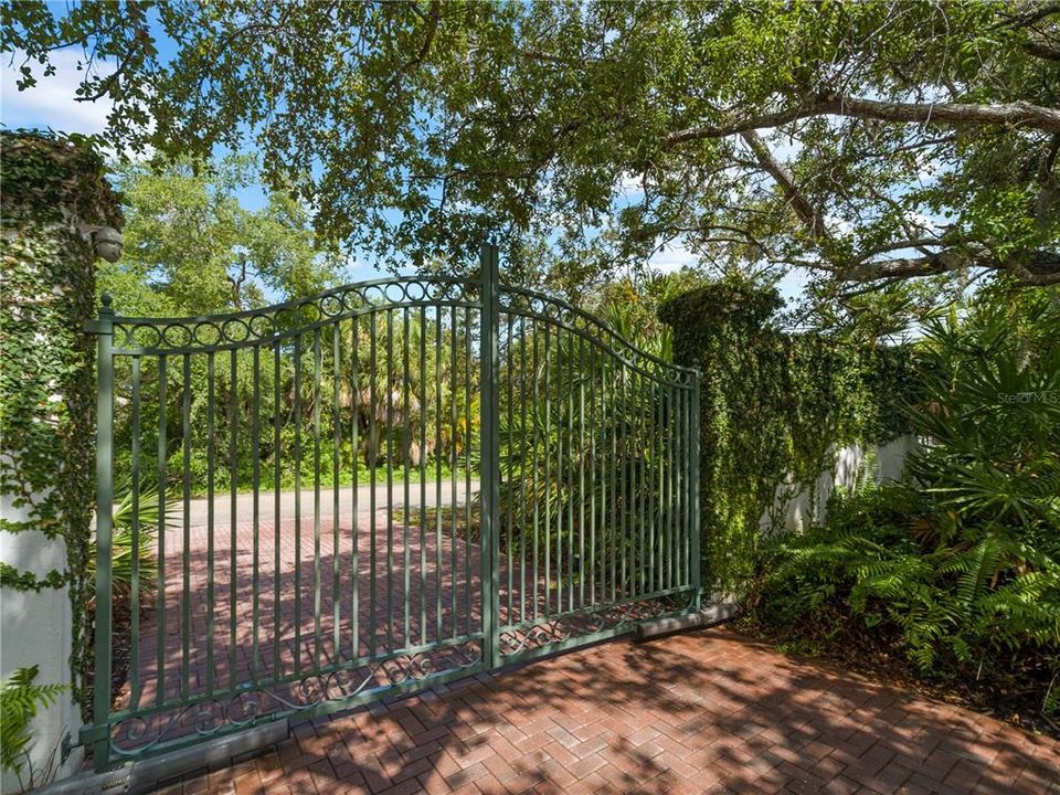 En Venta: $1,195,000 (4 camas, 2 baños, 2566 Pies cuadrados)