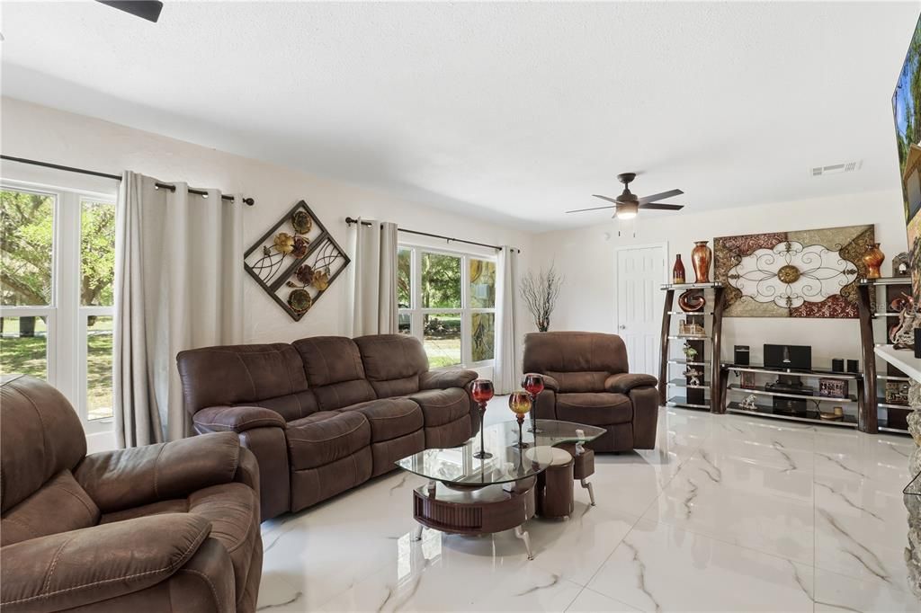 En Venta: $370,000 (3 camas, 3 baños, 1777 Pies cuadrados)