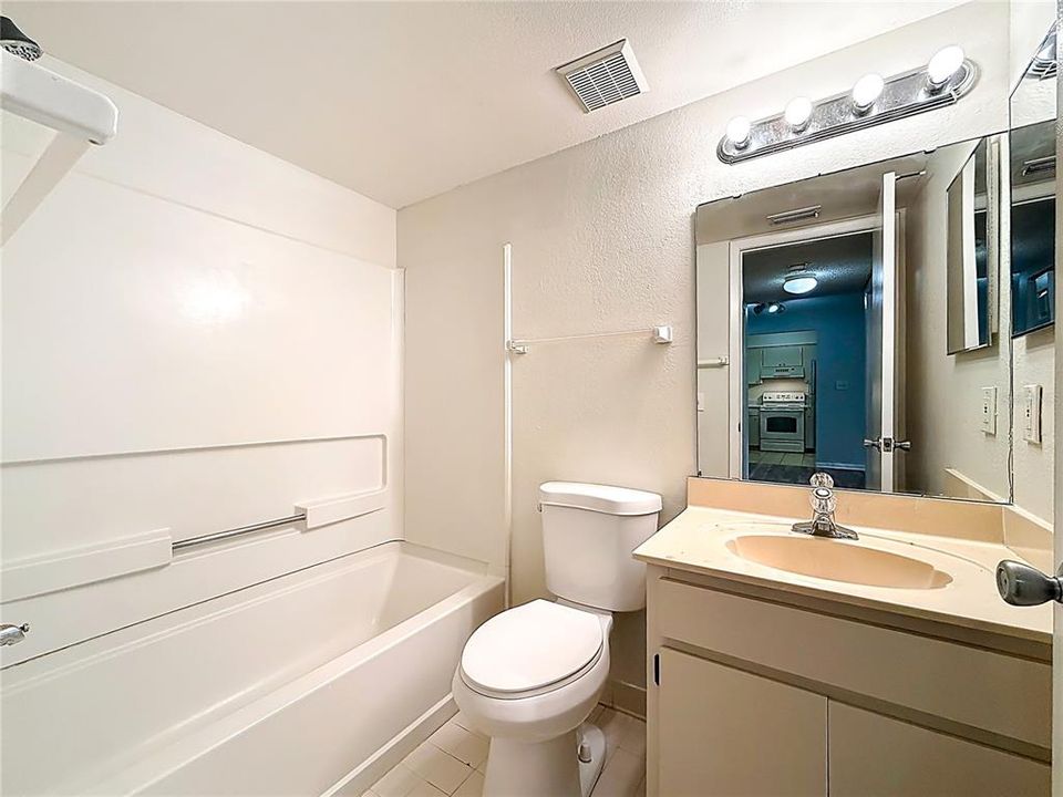 Active With Contract: $135,000 (1 beds, 1 baths, 685 Square Feet)