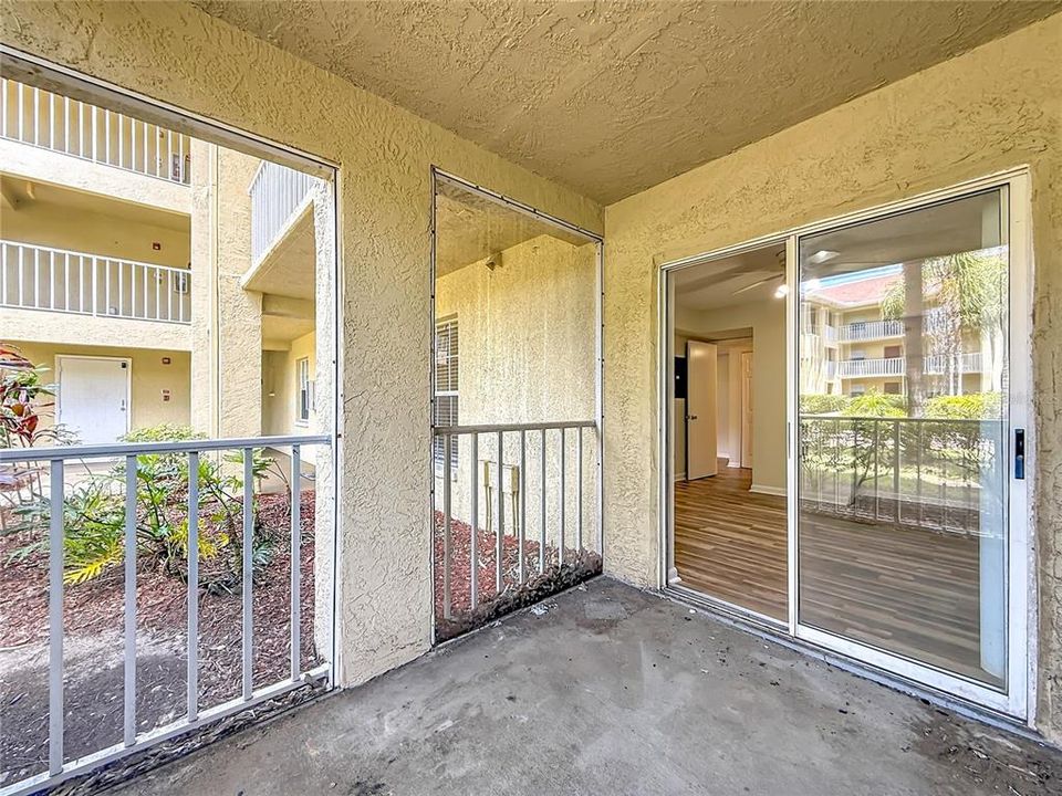 Active With Contract: $135,000 (1 beds, 1 baths, 685 Square Feet)