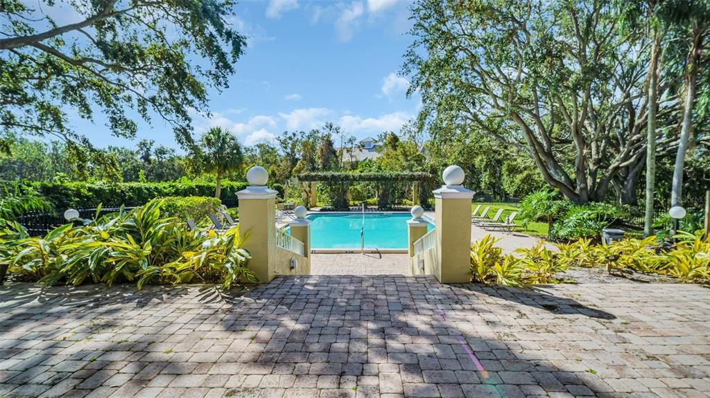 Active With Contract: $135,000 (1 beds, 1 baths, 685 Square Feet)