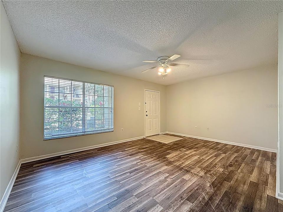 Active With Contract: $135,000 (1 beds, 1 baths, 685 Square Feet)