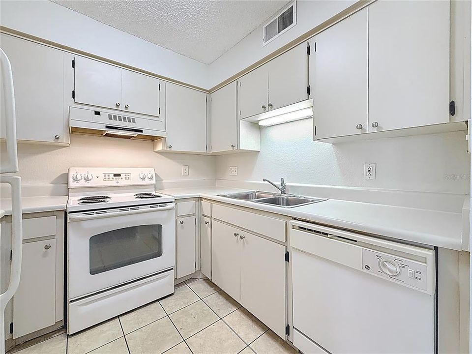 Active With Contract: $135,000 (1 beds, 1 baths, 685 Square Feet)