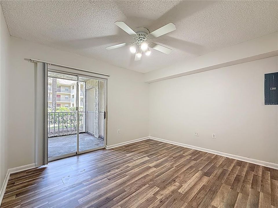 Active With Contract: $135,000 (1 beds, 1 baths, 685 Square Feet)