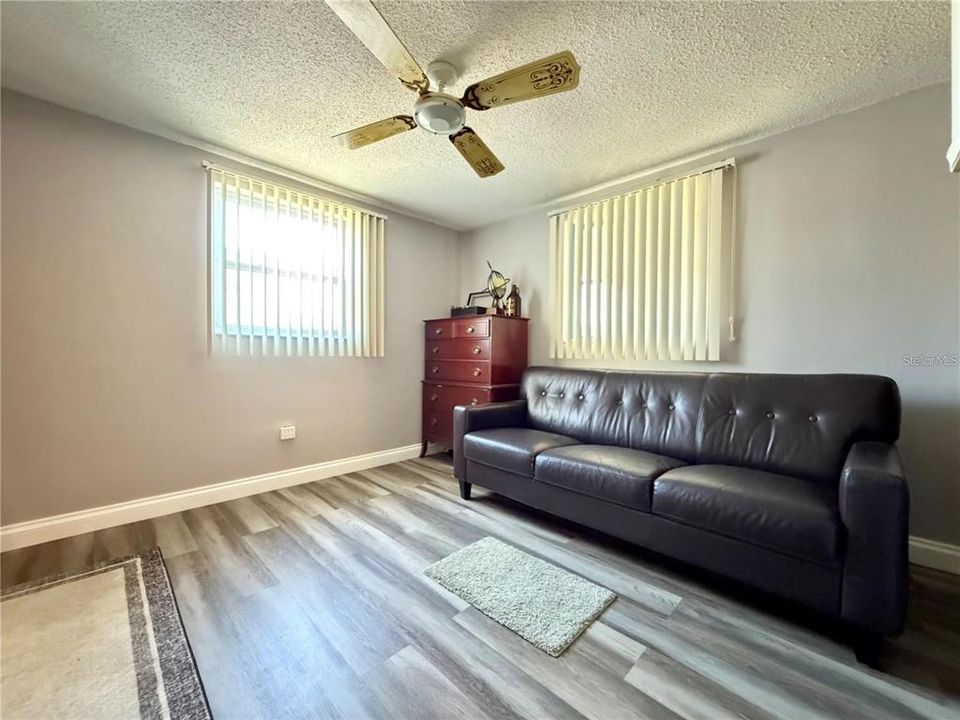 На продажу: $189,900 (2 спален, 1 ванн, 1120 Квадратных фут)