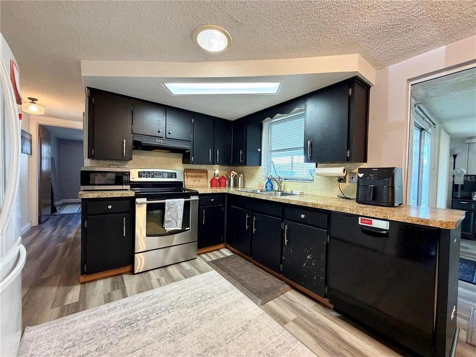 На продажу: $189,900 (2 спален, 1 ванн, 1120 Квадратных фут)