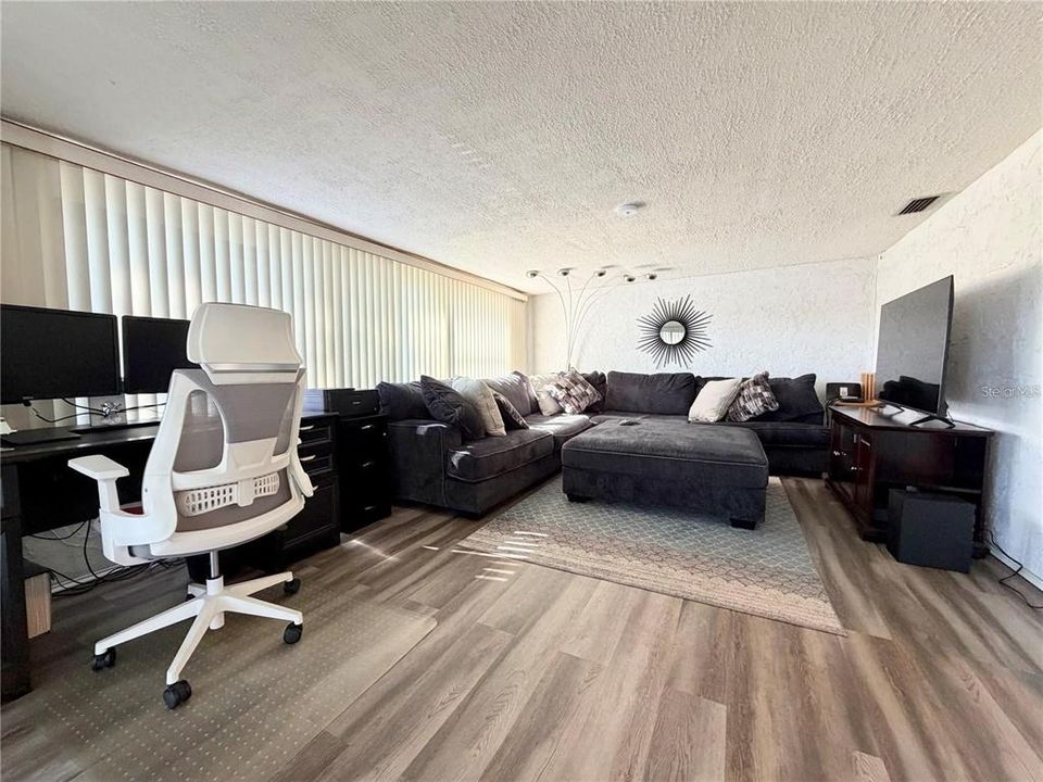 На продажу: $189,900 (2 спален, 1 ванн, 1120 Квадратных фут)