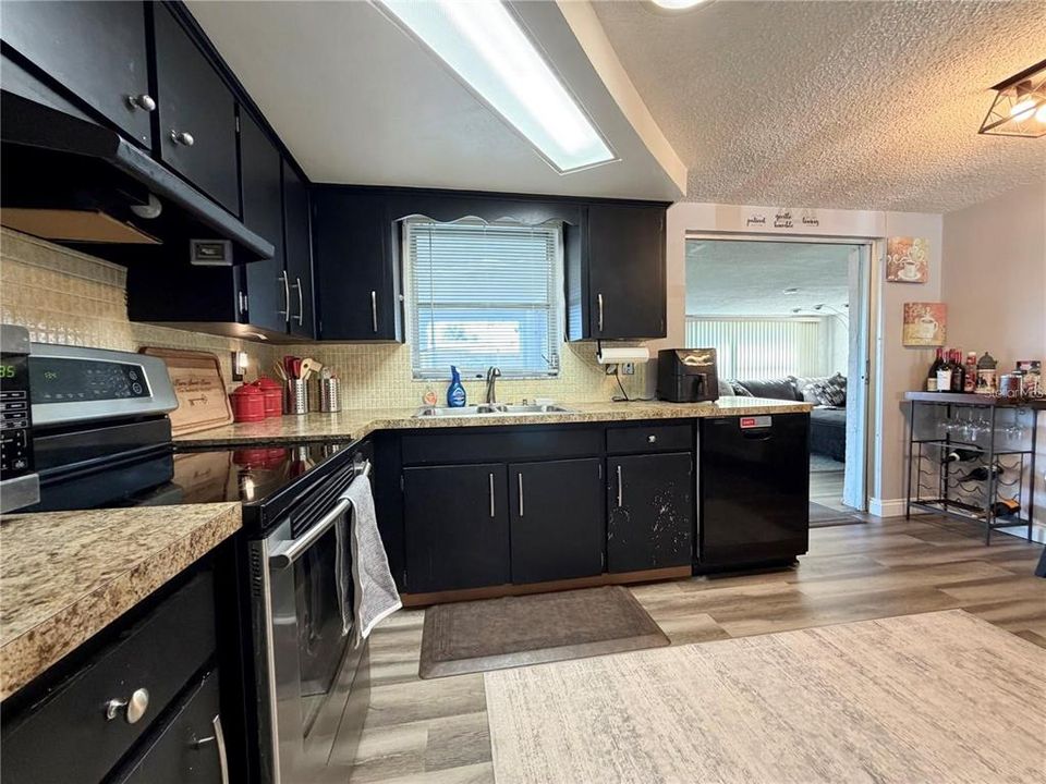 На продажу: $189,900 (2 спален, 1 ванн, 1120 Квадратных фут)