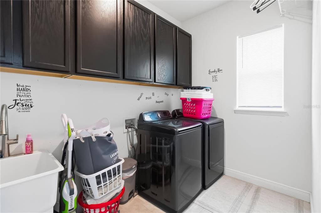 For Sale: $1,275,000 (7 beds, 5 baths, 4933 Square Feet)