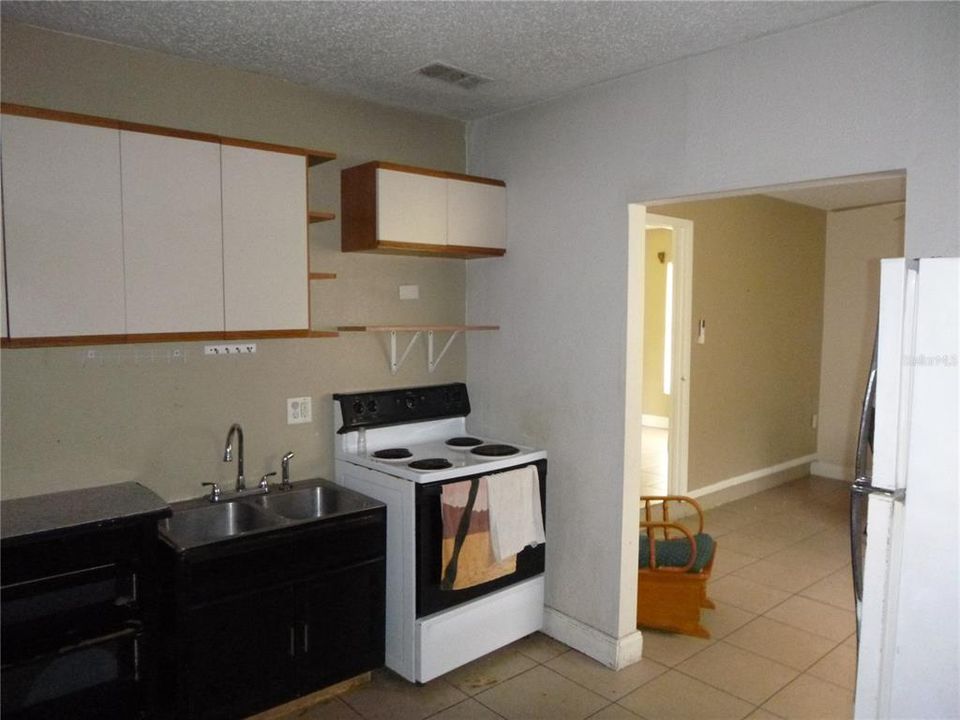 Active With Contract: $2,300 (4 beds, 2 baths, 1407 Square Feet)
