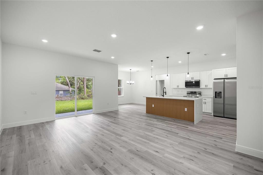Activo con contrato: $325,000 (4 camas, 3 baños, 1949 Pies cuadrados)