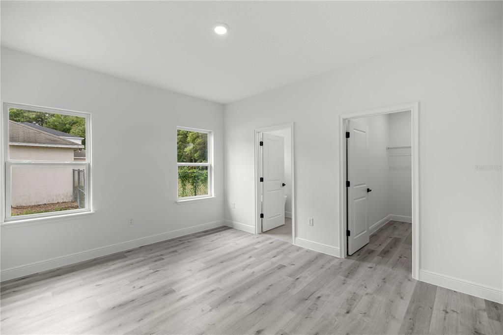 Activo con contrato: $325,000 (4 camas, 3 baños, 1949 Pies cuadrados)