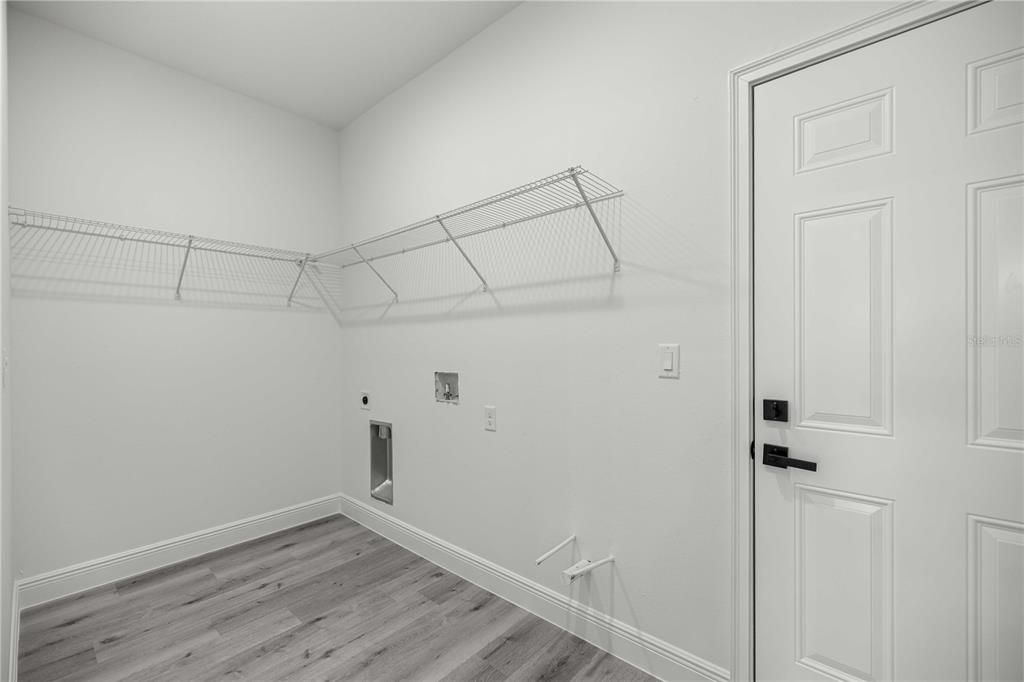 Activo con contrato: $325,000 (4 camas, 3 baños, 1949 Pies cuadrados)