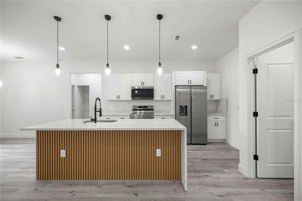Activo con contrato: $325,000 (4 camas, 3 baños, 1949 Pies cuadrados)