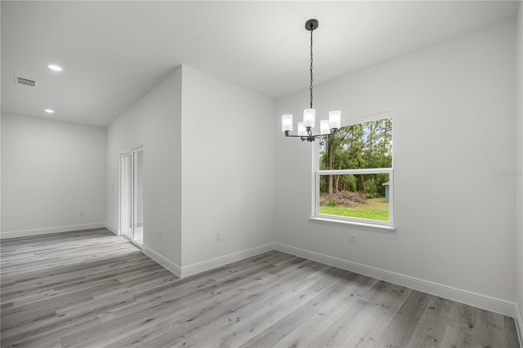 Activo con contrato: $325,000 (4 camas, 3 baños, 1949 Pies cuadrados)