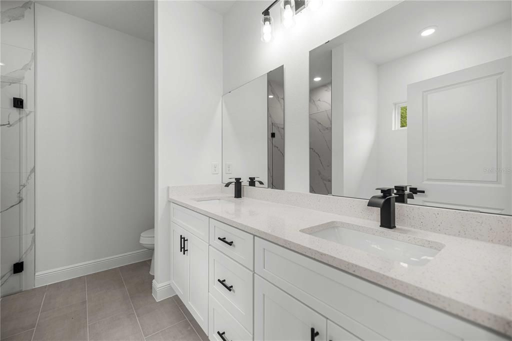 Activo con contrato: $325,000 (4 camas, 3 baños, 1949 Pies cuadrados)