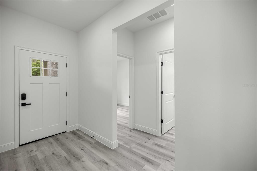 Activo con contrato: $325,000 (4 camas, 3 baños, 1949 Pies cuadrados)