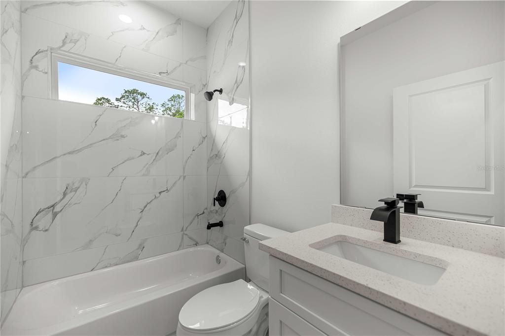 Activo con contrato: $325,000 (4 camas, 3 baños, 1949 Pies cuadrados)