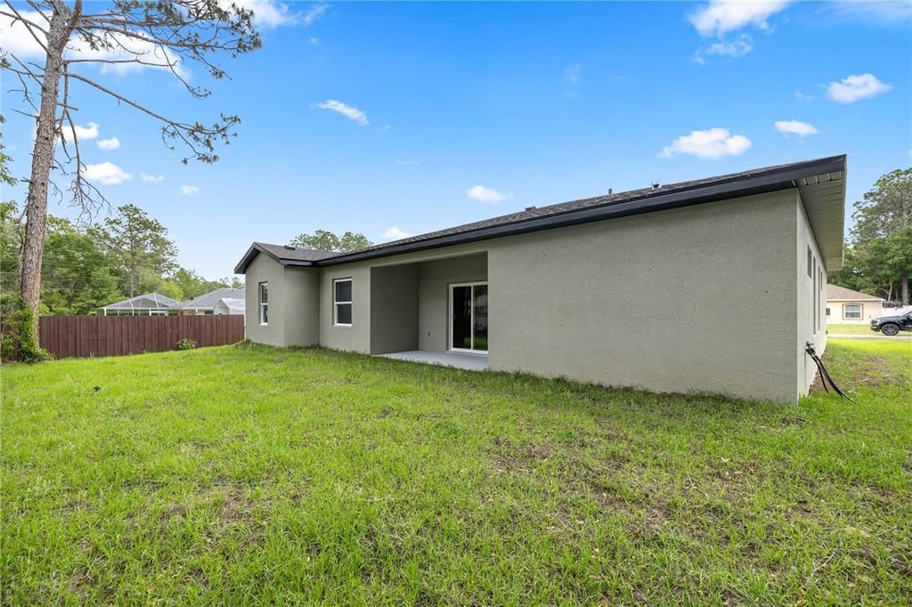 Activo con contrato: $325,000 (4 camas, 3 baños, 1949 Pies cuadrados)