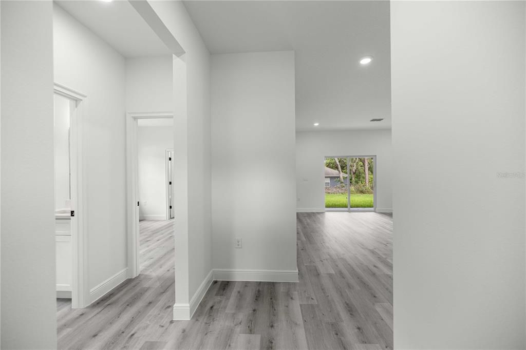 Activo con contrato: $325,000 (4 camas, 3 baños, 1949 Pies cuadrados)