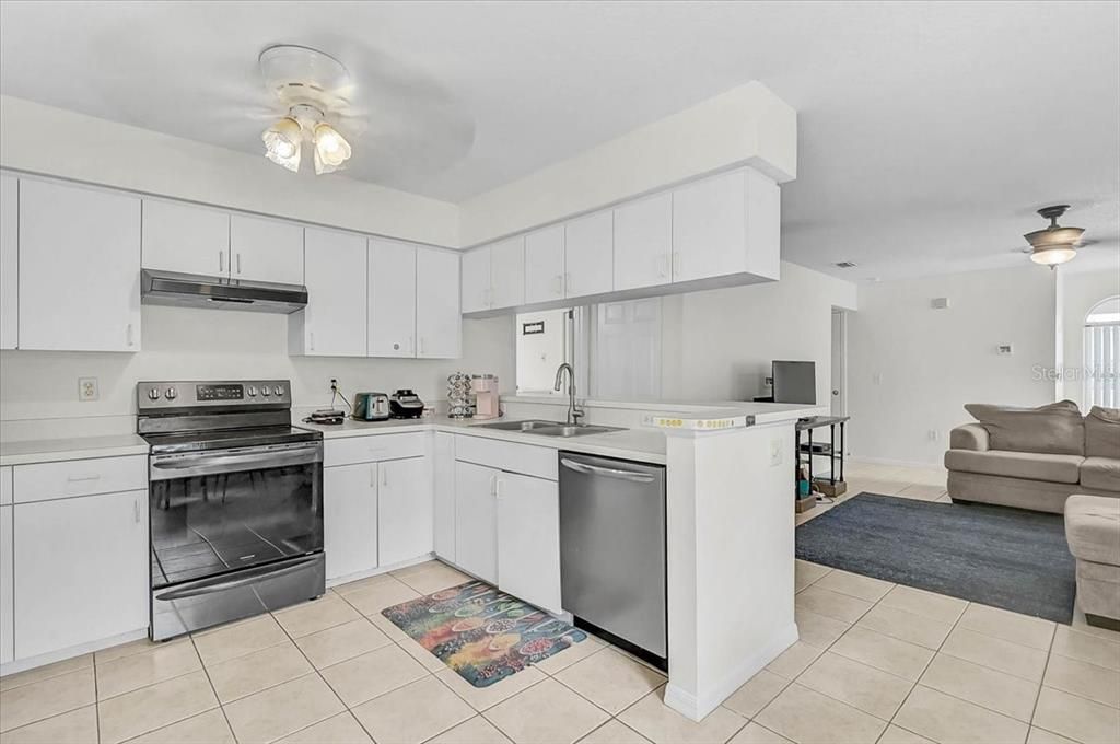 Activo con contrato: $325,000 (3 camas, 2 baños, 1478 Pies cuadrados)