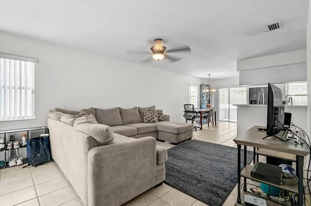 Activo con contrato: $325,000 (3 camas, 2 baños, 1478 Pies cuadrados)