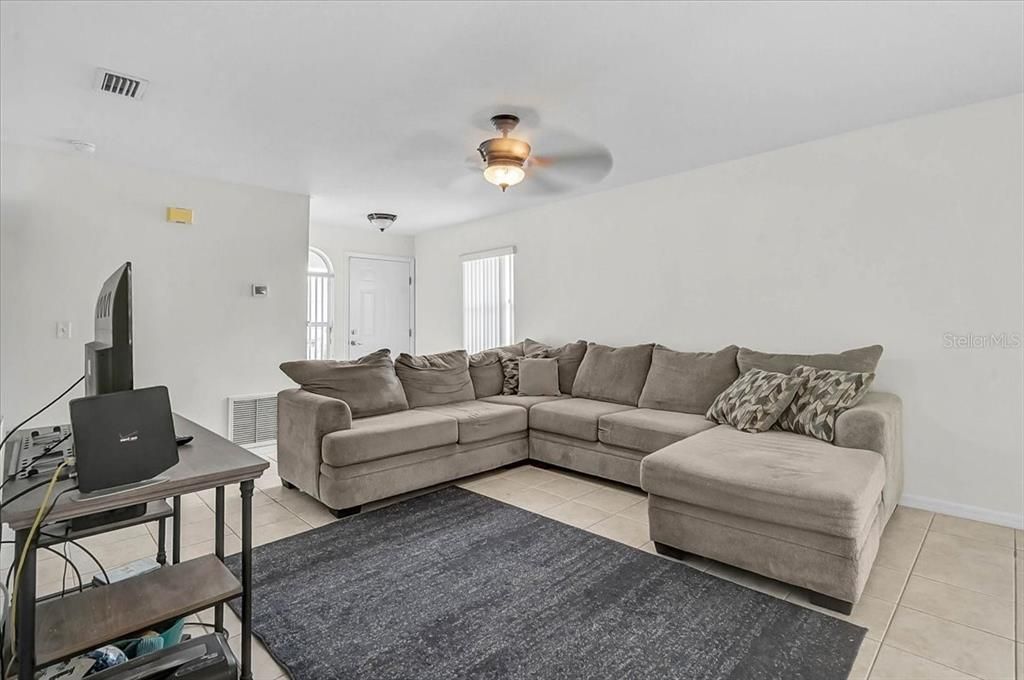 Activo con contrato: $325,000 (3 camas, 2 baños, 1478 Pies cuadrados)